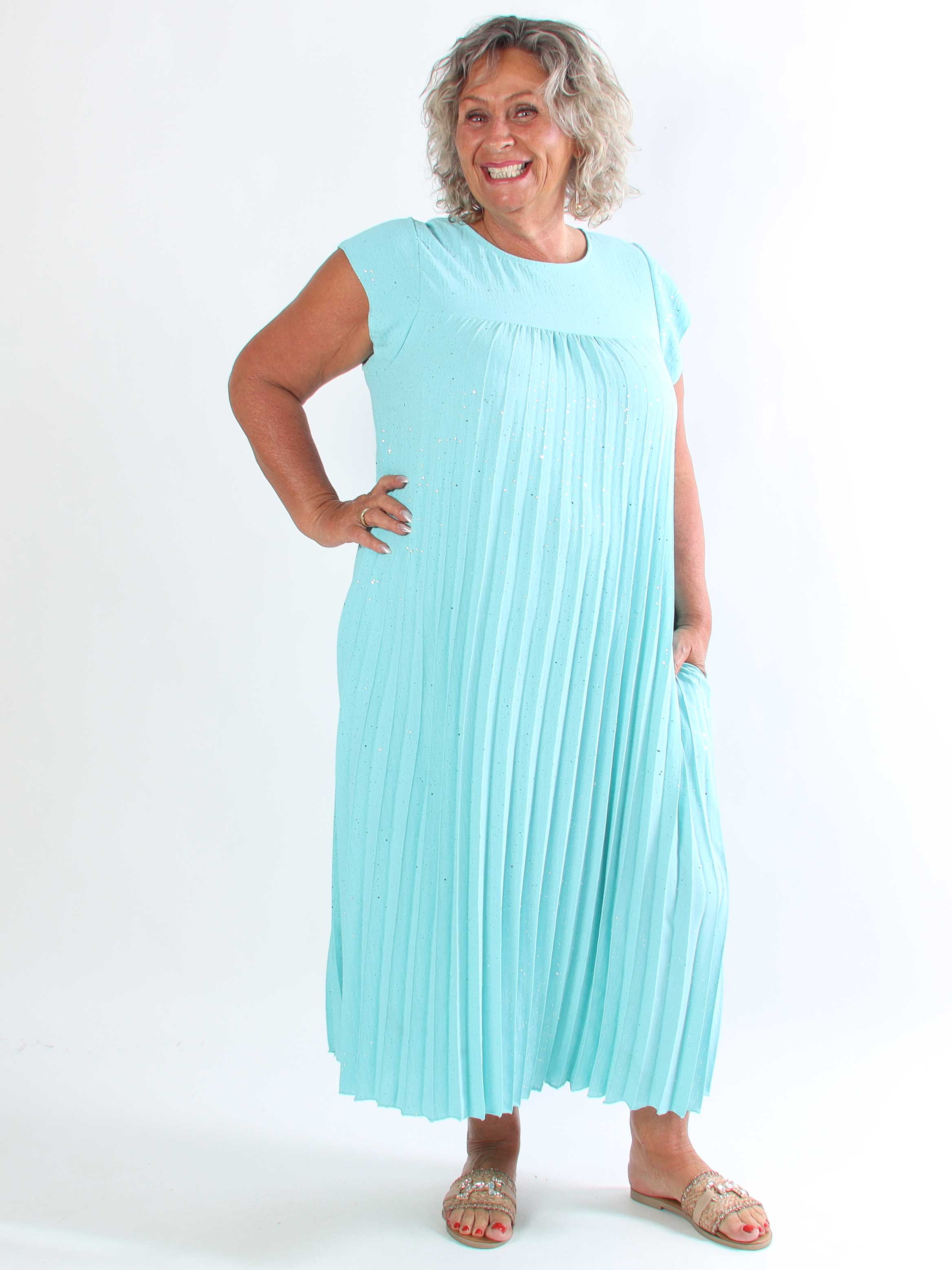 Nancy Glitter - Lang plus size kjole med plisseringer og lommer